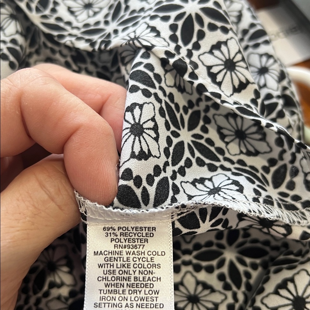 NWT Liz Claiborne Black and White Geometric Blouse Large - Picture 5 of 6